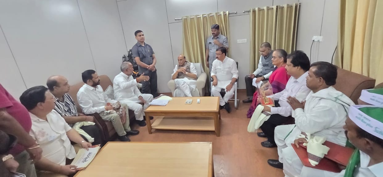 A delegation of the Budheshwar Vikas Mahasabha met the Defence Minister Rajnath Singh.