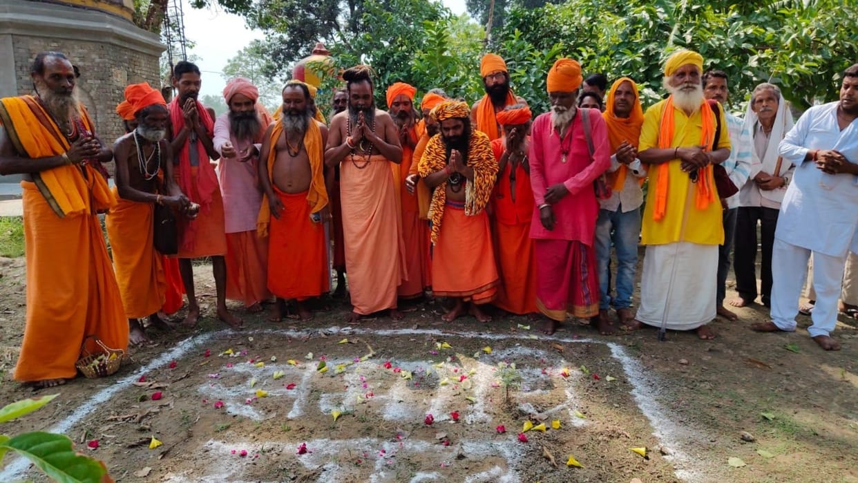 Mahant Satyagiri announced that he would take samadhi this afternoon