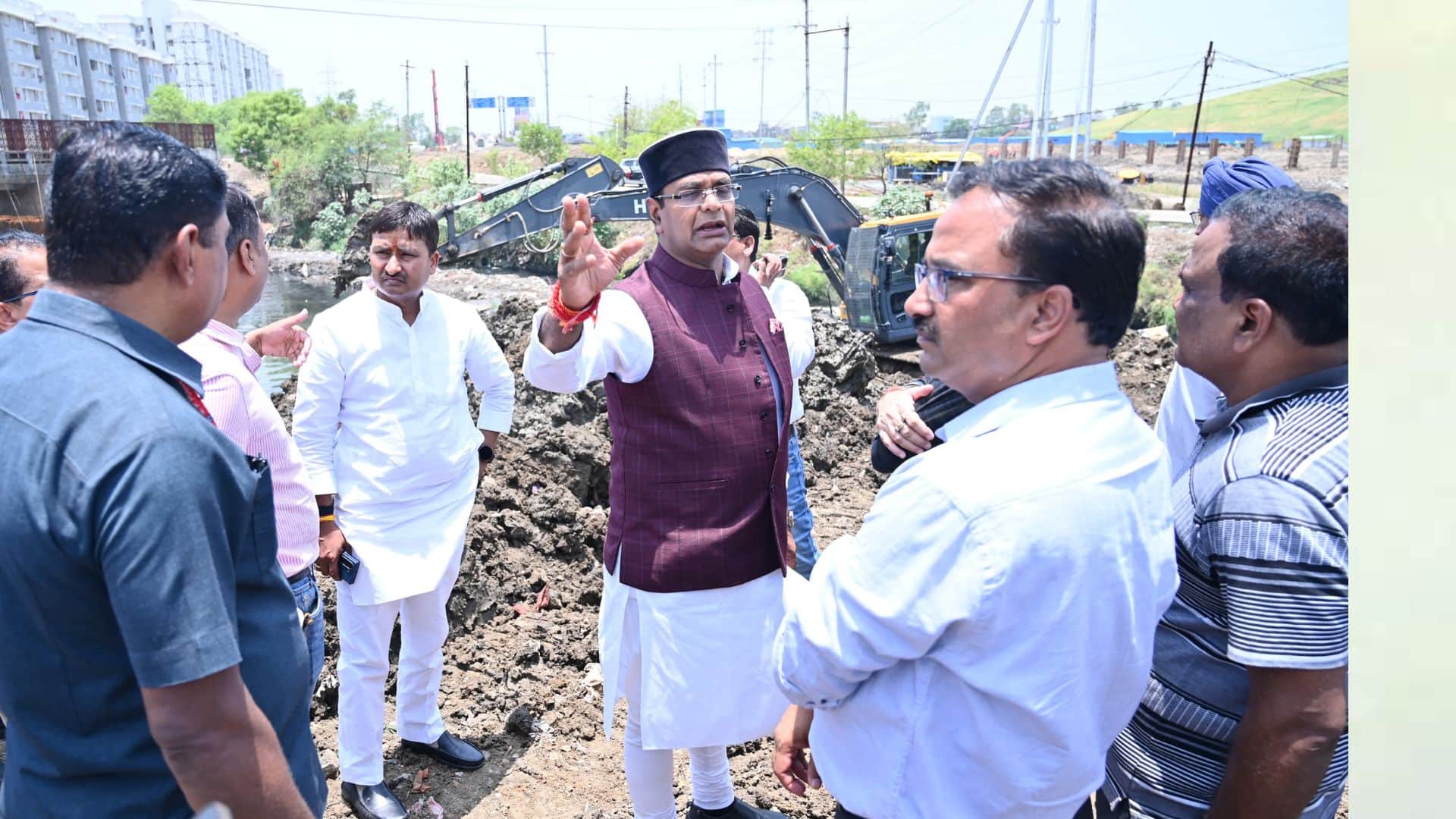 मंत्री विश्वास सारंग अधिकारियों के साथ निरीक्षण करते हुए