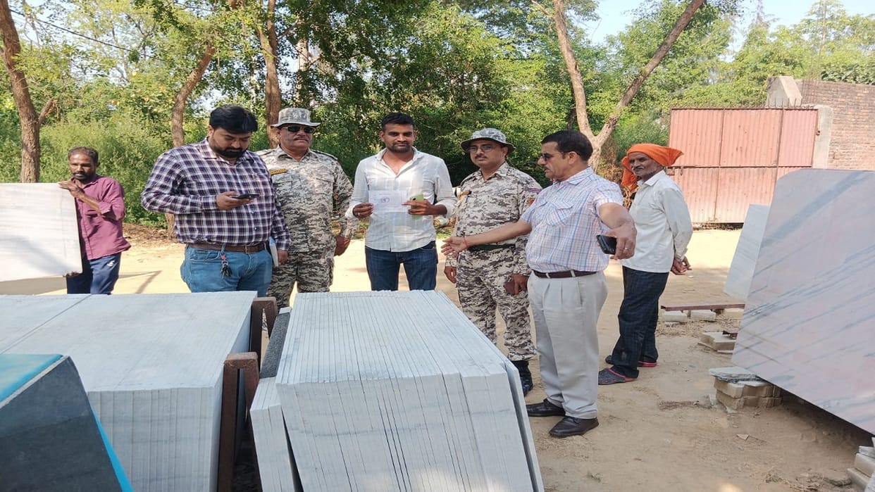 Municipal Corporation team removes encroachments on Pilibhit Road in Bareilly