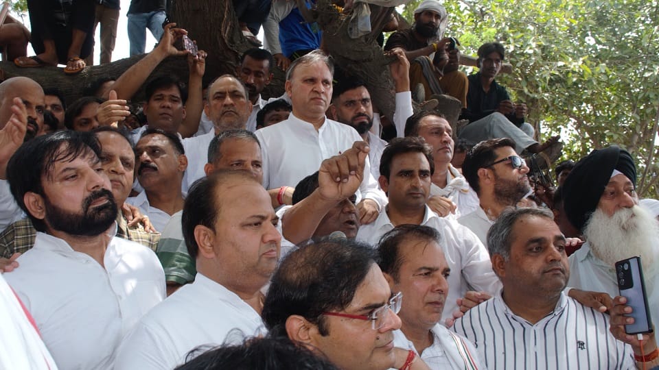 stone pelted on  Police during traffic jam in Nehru Colony