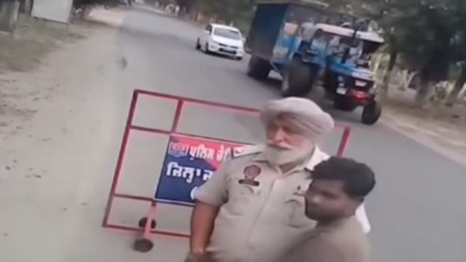 नाके पर घूस लेता पुलिकर्मी