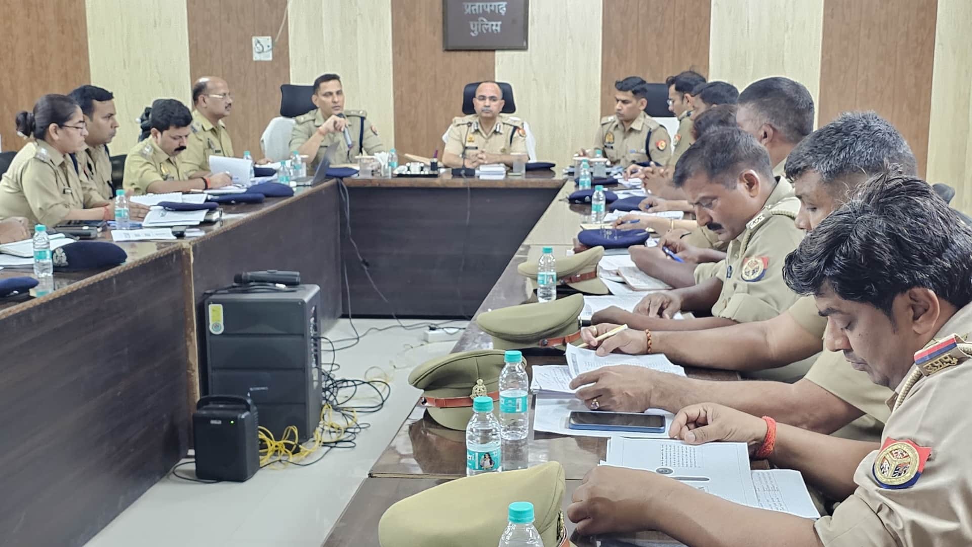 प्रतापगढ़ में पुलिस भर्ती परीक्षा की तैयारियों की समीक्षा करते आईजी प्रयागराज अजय कुमार मिश्र।