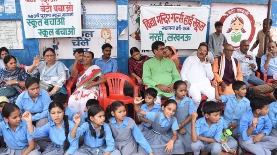 female students pleaded with Chief Minister Yogi Adityanath to save their school In Lucknow