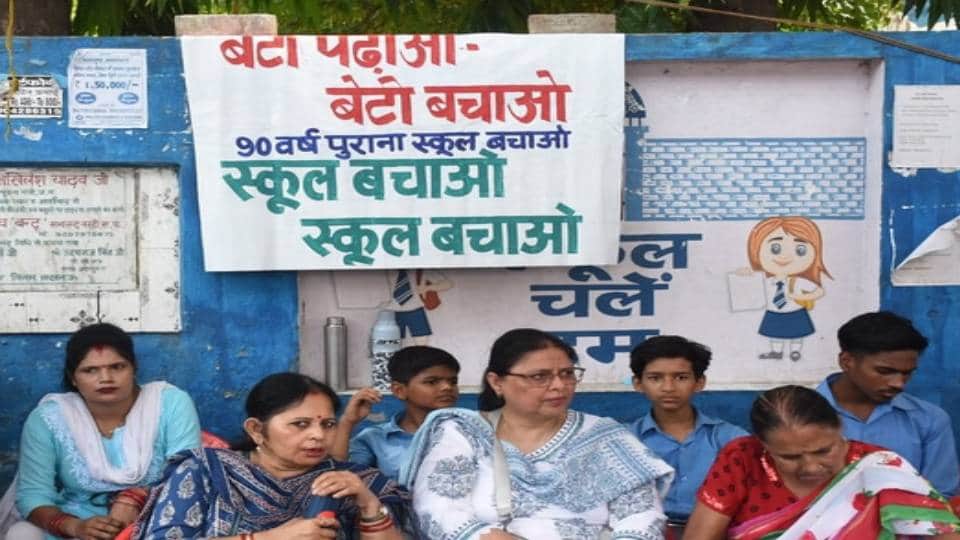 female students pleaded with Chief Minister Yogi Adityanath to save their school In Lucknow