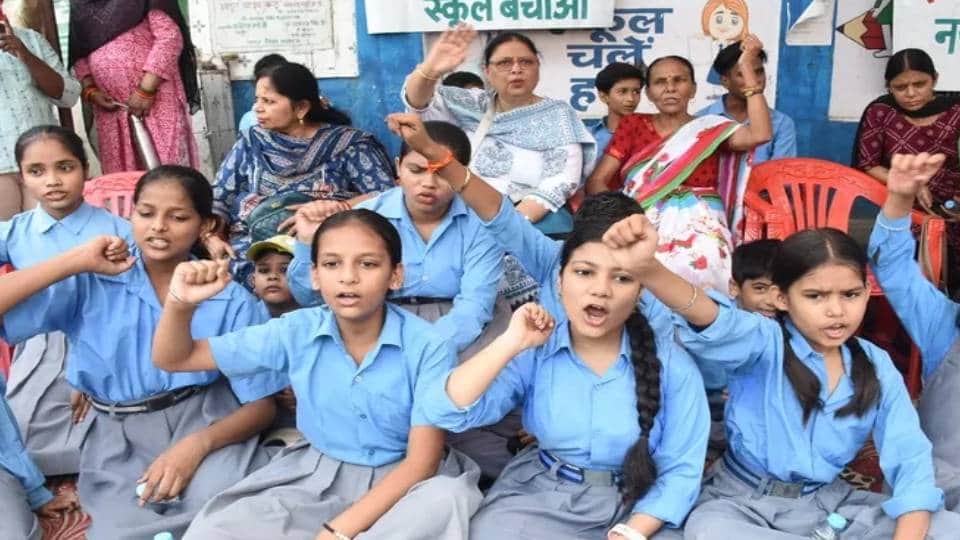 female students pleaded with Chief Minister Yogi Adityanath to save their school In Lucknow