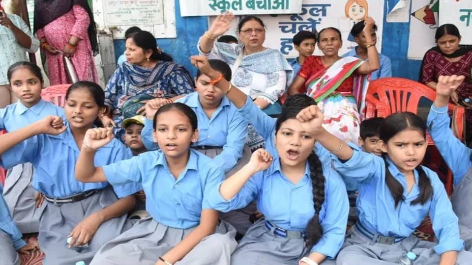 female students pleaded with Chief Minister Yogi Adityanath to save their school In Lucknow