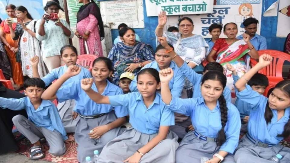 female students pleaded with Chief Minister Yogi Adityanath to save their school In Lucknow