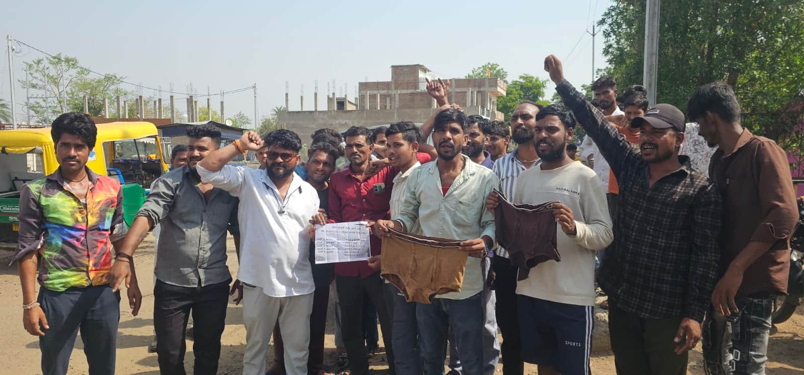 आटो चालकों का प्रदर्शन