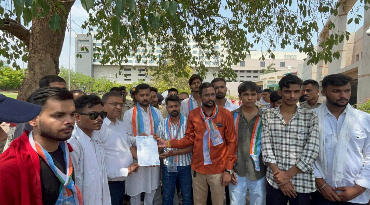 ईएसबी पहुंचे छात्र संगठन