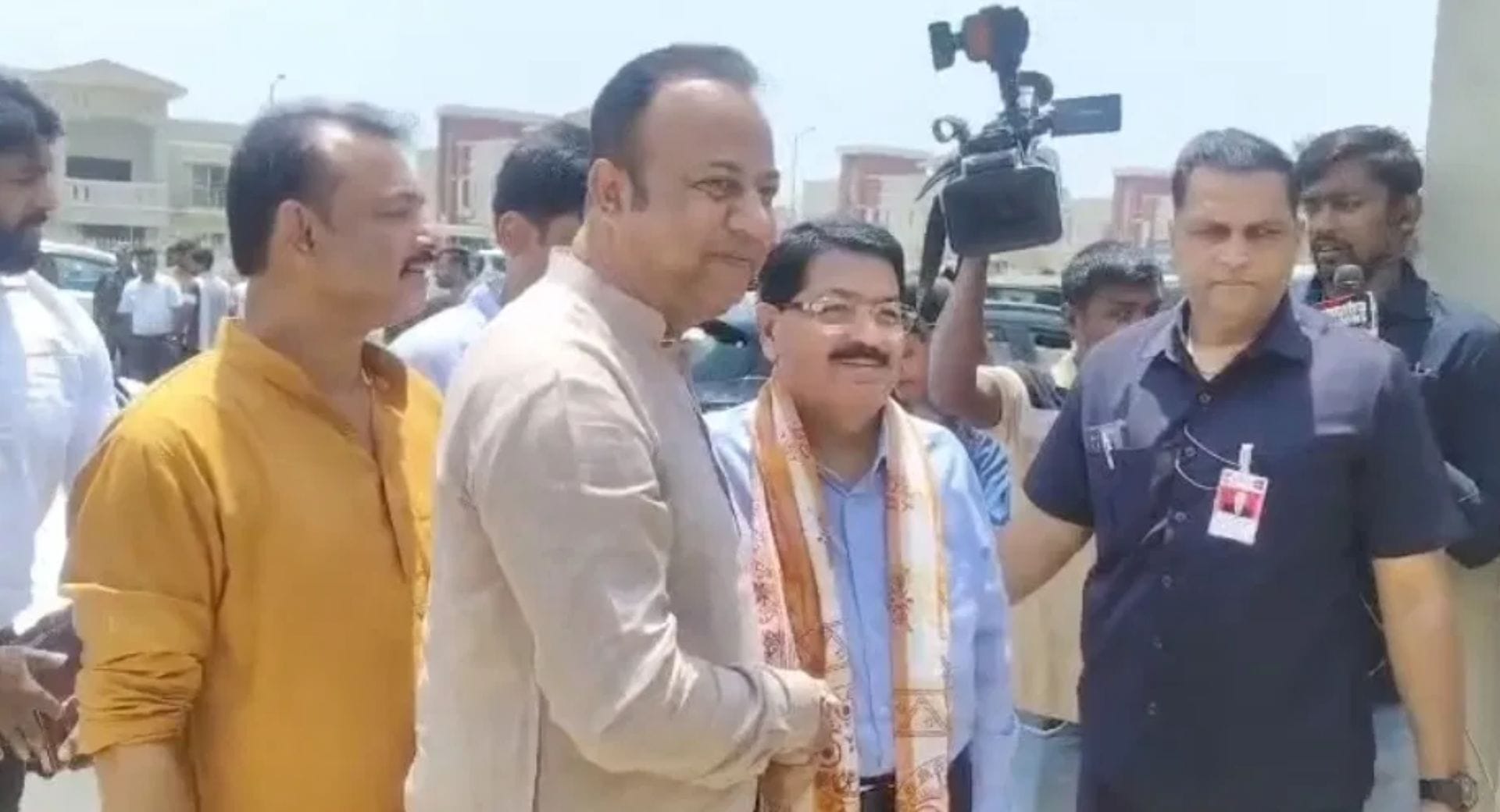 परिमल नाथवानी बीजेपी विधायक नवीन जयसवाल के घर पहुंचे