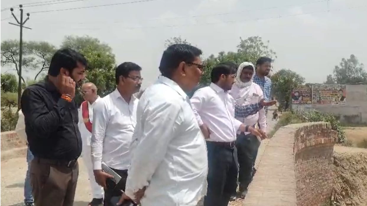 DM Chandra Mohan Garg inspected canal construction work and issued instructions to officials in chandauli