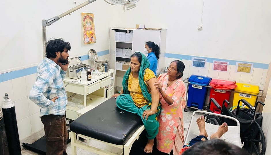Tractor-trolley going to Garjiya temple overturned, more than 20 devotees injured