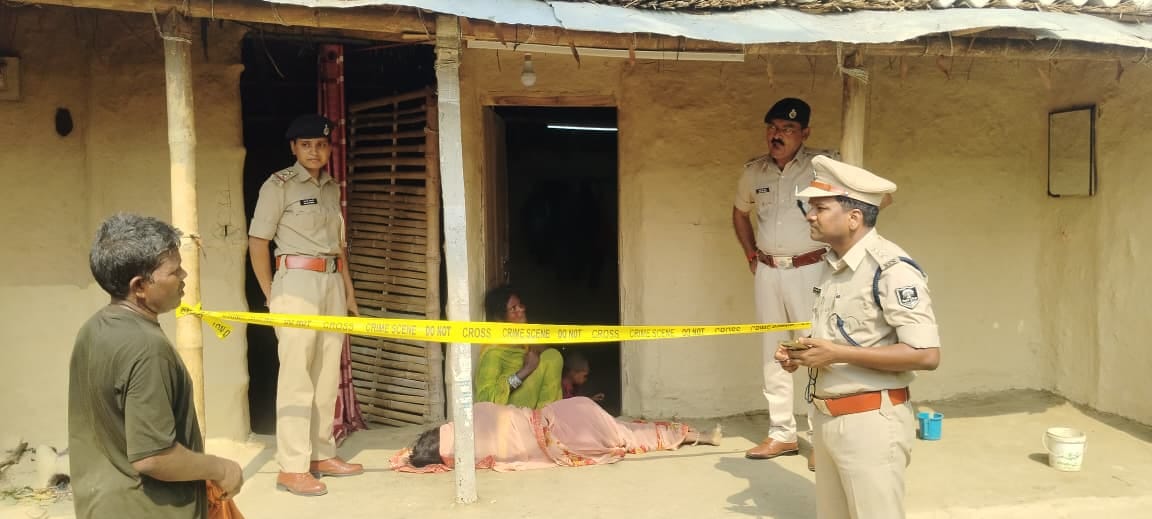 घटनास्थल पर जांच करती पुलिस