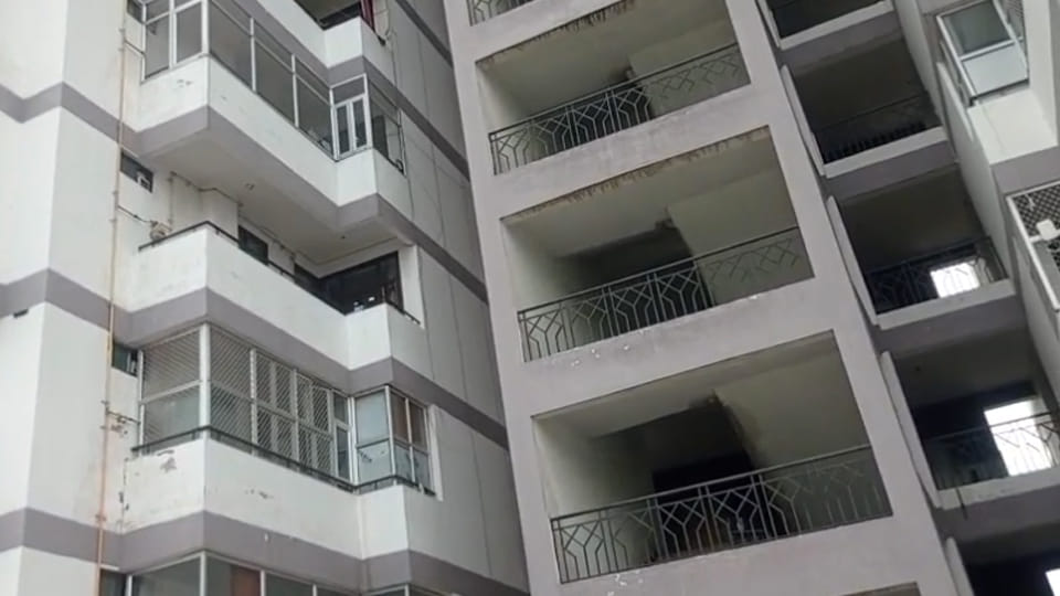 Kanpur: Youth dies after falling from the fifth floor of an apartment in Bithoor