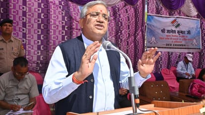 खज्जियार में लोगों को जानकारी देते मुख्य चुनाव आयुक्त ज्ञानेश कुमार।