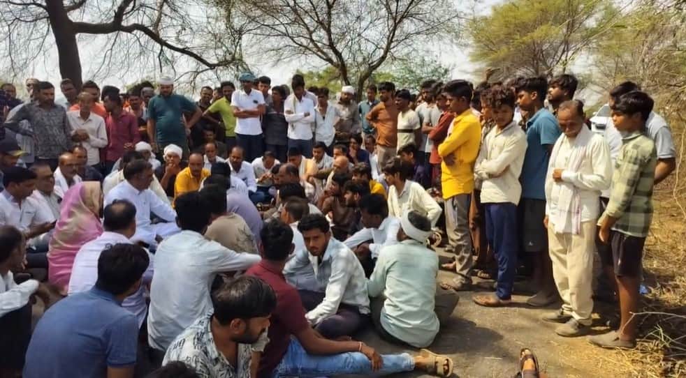 Narsinghpur: Speeding dumper proves fatal; villagers anger erupts following veterinarian's death