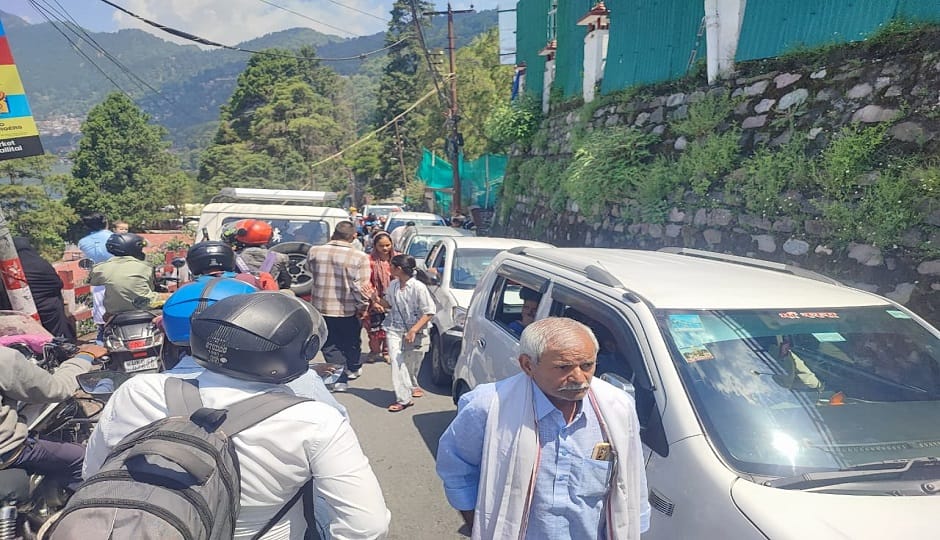 Tourists throng Nainital, only vehicles with bookings are allowed entry