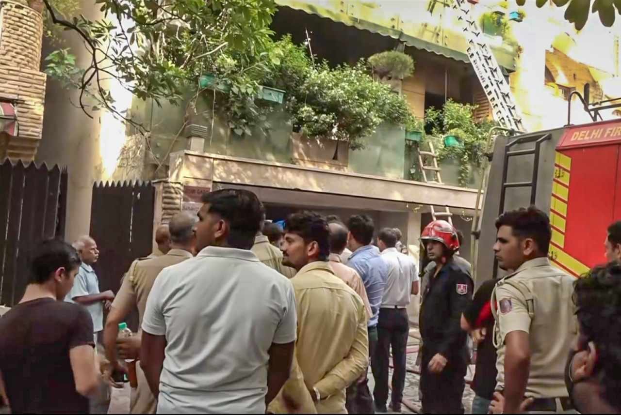 Staircases engulfed in smoke, cries for help from balconies—firefighters arrived swiftly and saved eight lives