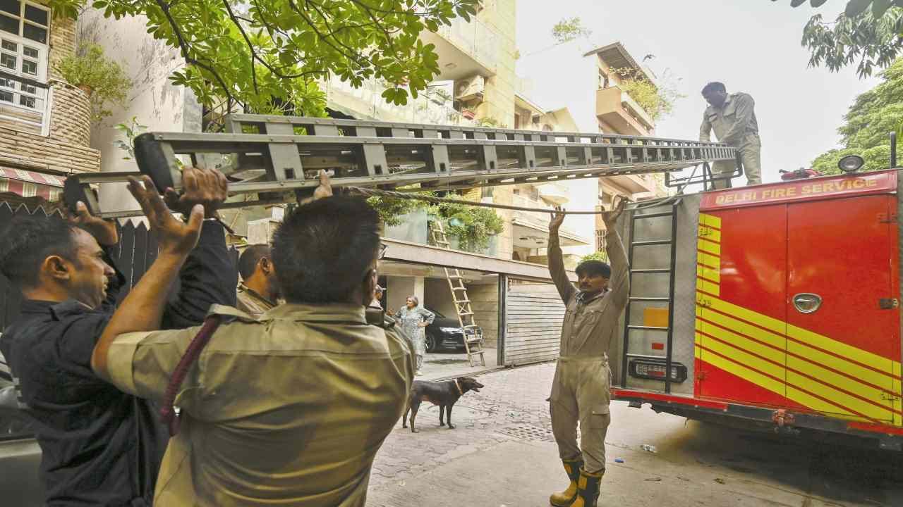 Staircases engulfed in smoke, cries for help from balconies—firefighters arrived swiftly and saved eight lives
