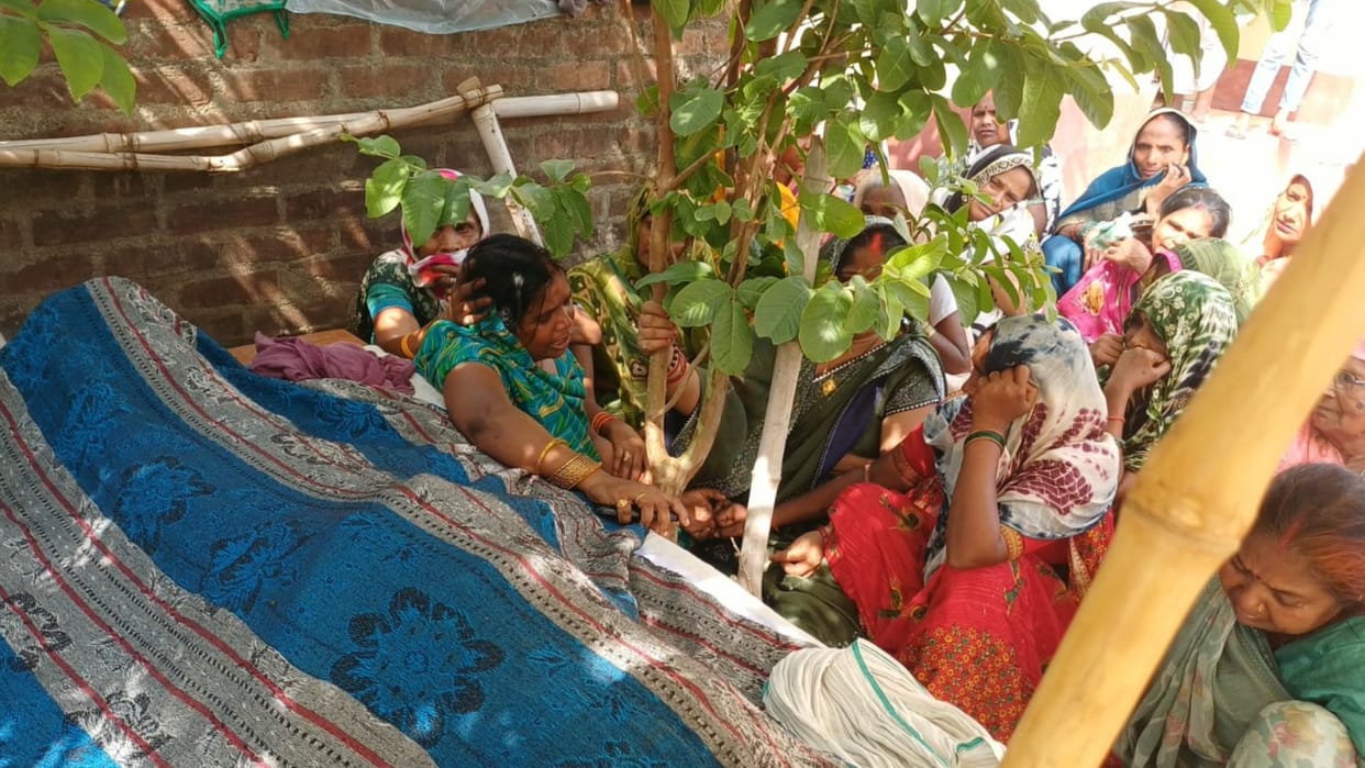 Jaunpur News old man dies after falling headfirst pit shocked older cousin also passes away village mourning