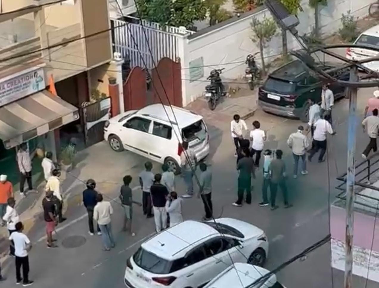 विवाद के बाद शेंडगे के दफ्तर में भी तोड़फोड़ हुई।