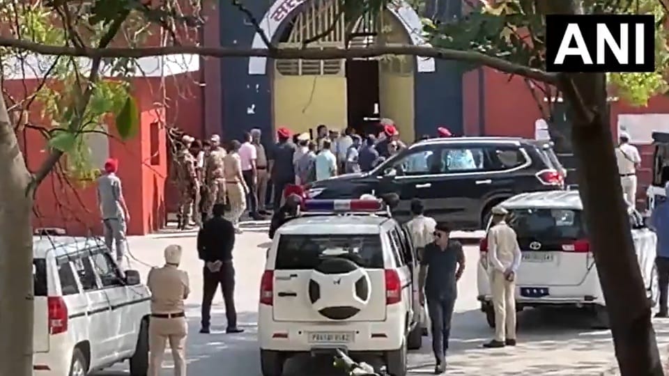 CM Mann and Kejriwal arrive at Ambala Central Jail.