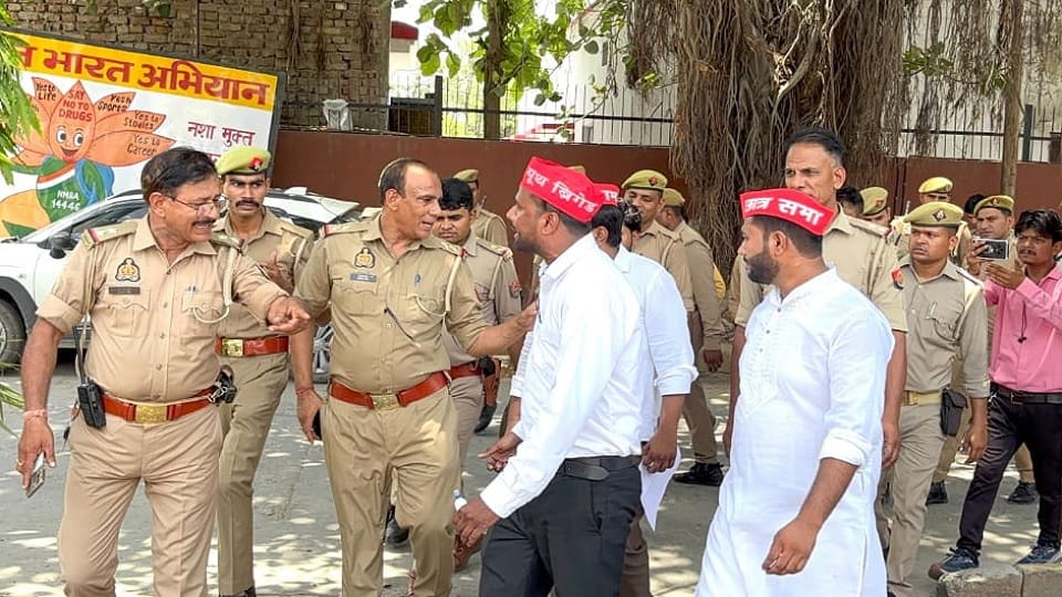 Aligarh News Samajwadi Party workers protest against inflation