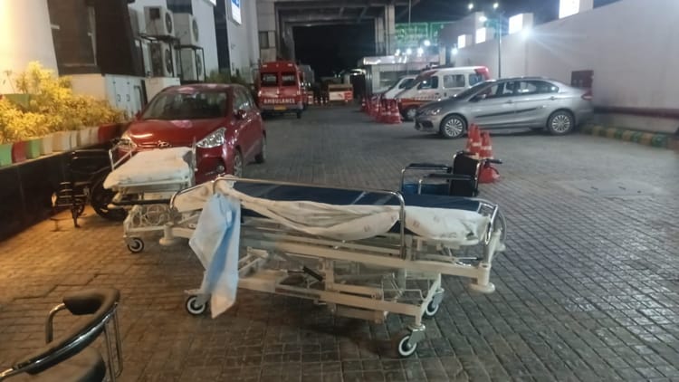 Ghaziabad: संतोष हॉस्पिटल की इमरजेंसी में लगी आग, बमुश्किल ब