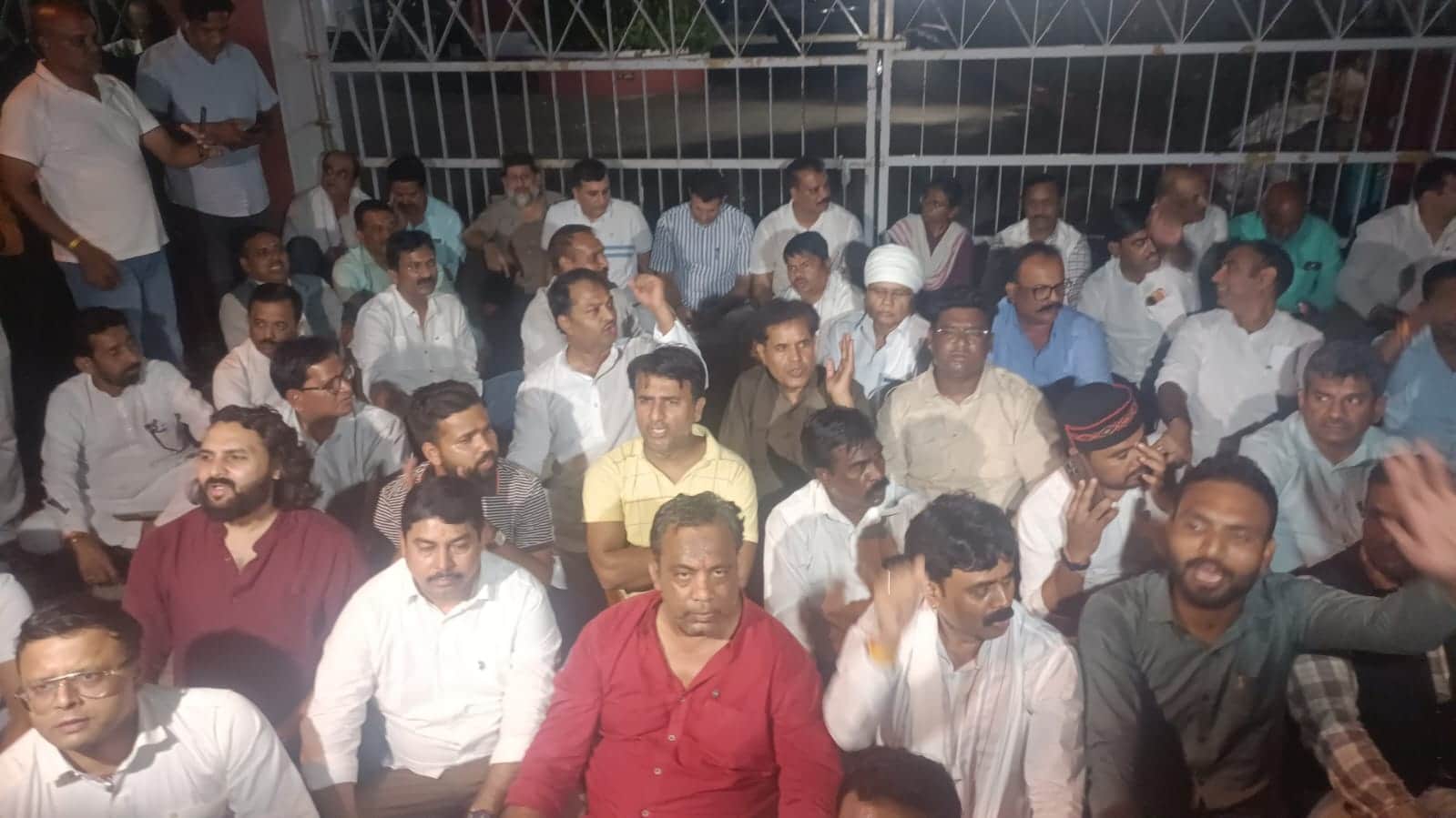 चुनाव आयोग कार्यालय के सामने धरने पर बैठे कांग्रेसी