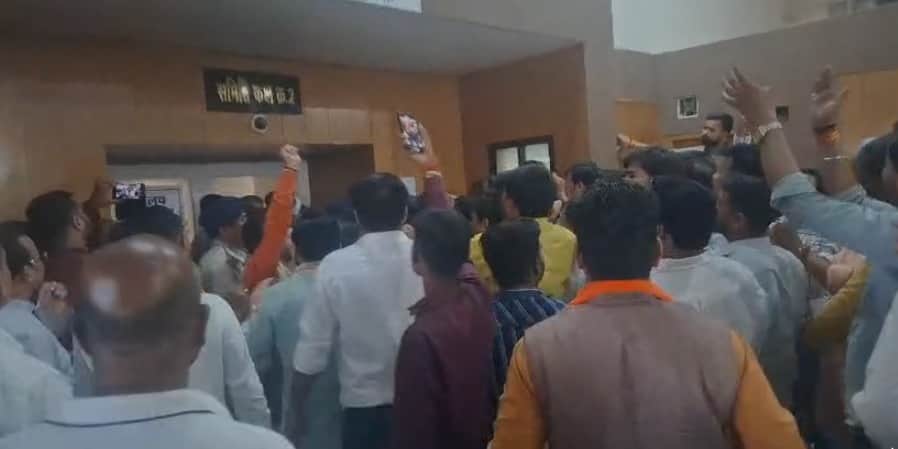 विधान सभा में हंगामा