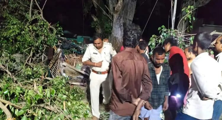 Bihar: आधी रात काल बनकर गिरा पीपल का पेड़, एक ही परिवार के पांच लोगों की दर्दनाक मौत