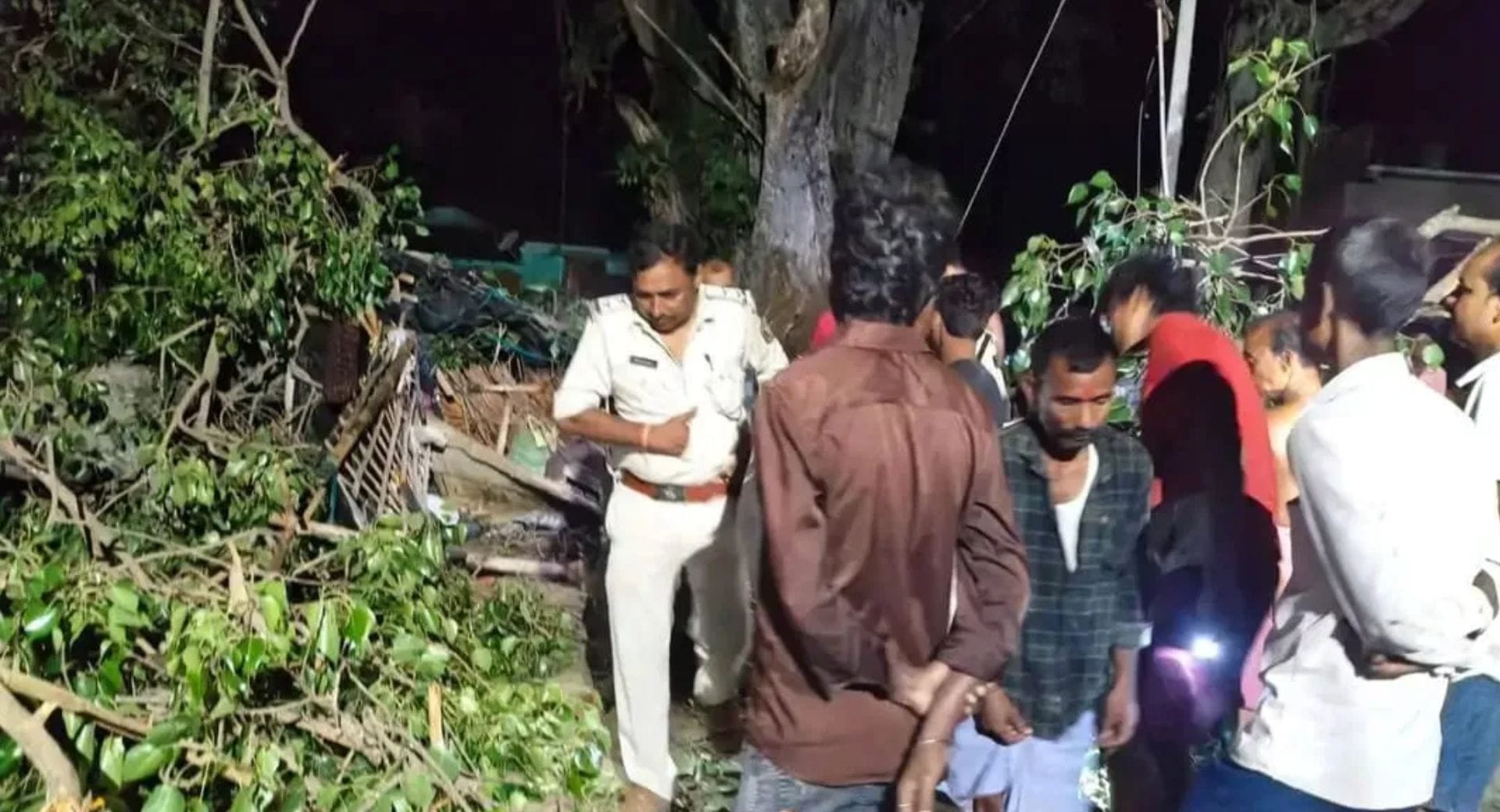 हालात का जायजा लेती हुई पुलिस