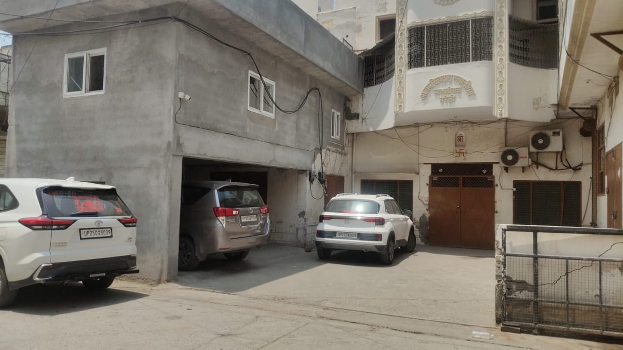 ED raids mobile dealer ashutosh agarwal residence in Bareilly investigation underway