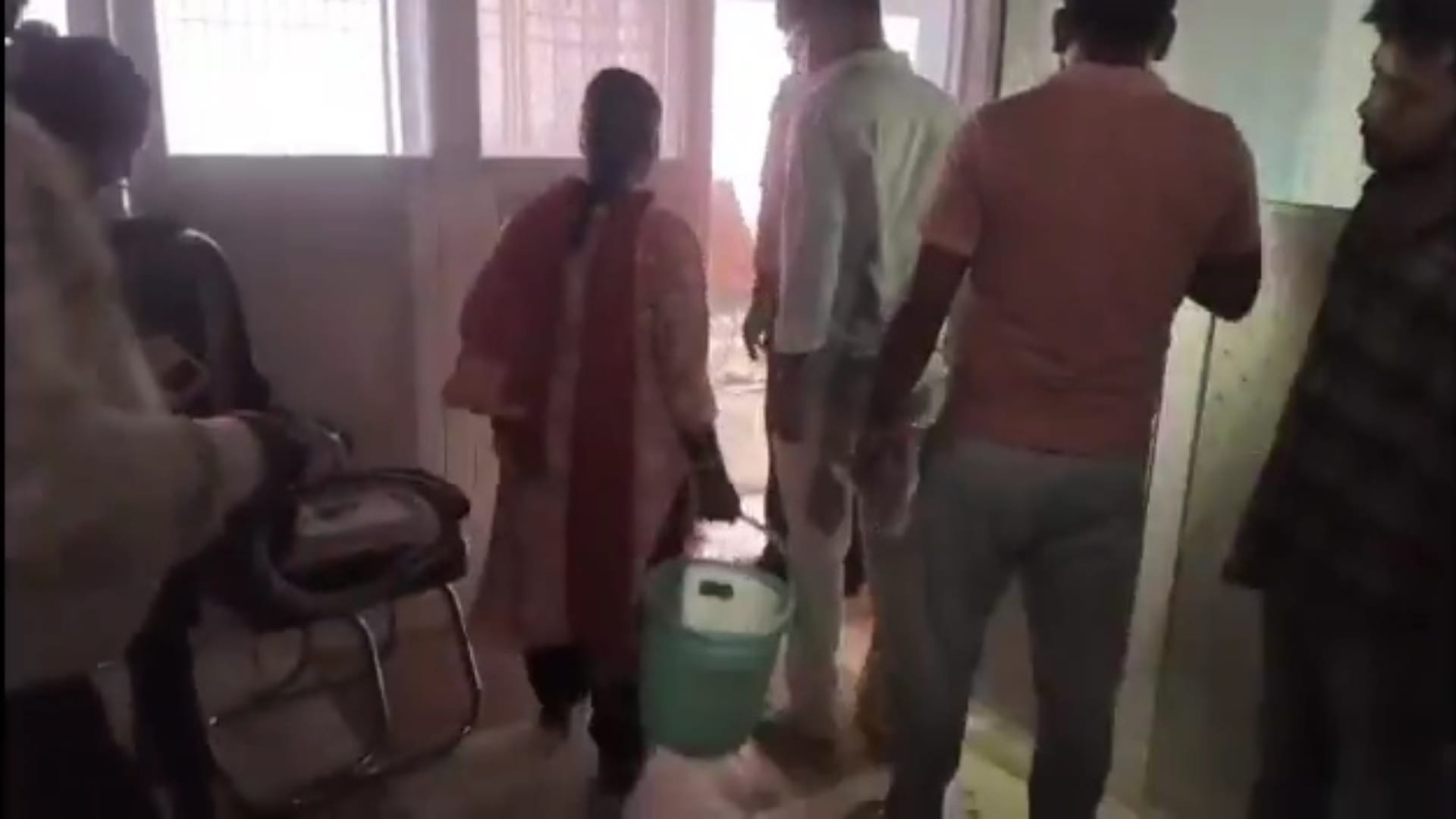आग बुझाते अस्पतालकर्मी
