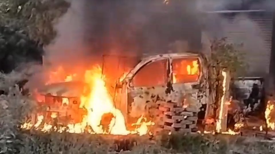 गाड़ी की डीजल टंकी में धमाके के बाद लगी आग