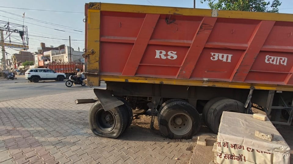 Cement-Laden Truck Rams Into Dumper in Agra, Driver Jumps Out to Escape Death