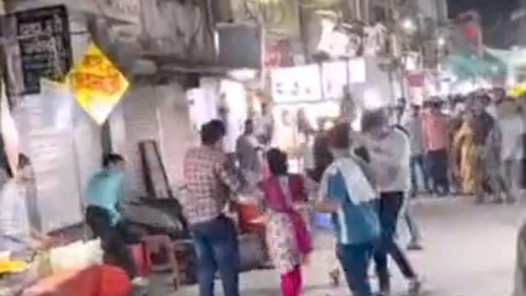 Indore News Fight breaks out between two groups at Sarafa Chowpatty