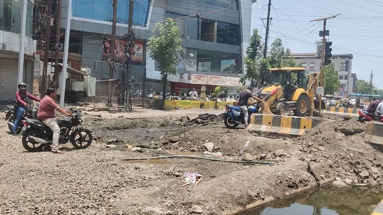 जान जोखिम में डालकर सड़क पार करते वाहन चालक।