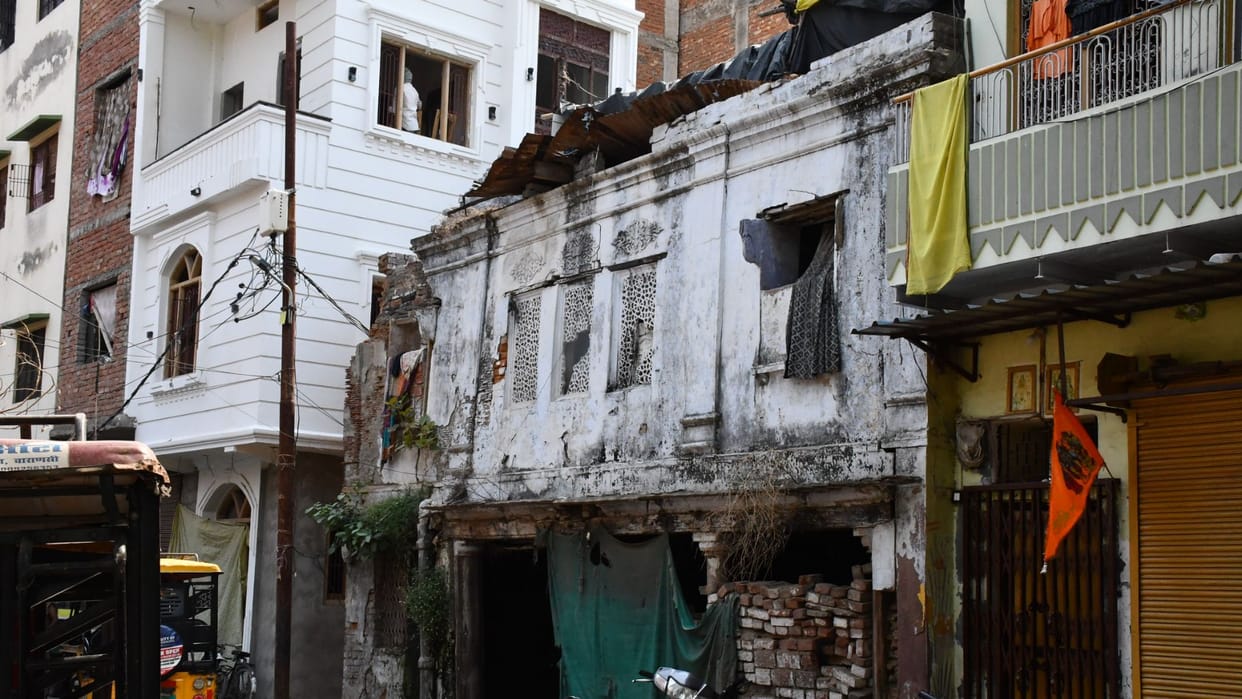 varanasi 489 dilapidated buildings highest numbers in Kotwali 298 and Dashashwamedh 152