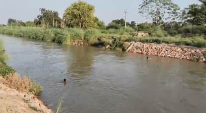 Auraiya Woman jumps into canal after getting off auto rickshaw she suddenly leapt while returning from market