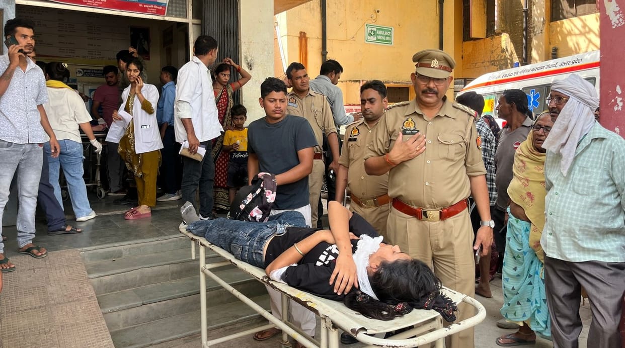Auraiya Accident violent collision between Bullet and e rickshaw eight people injured