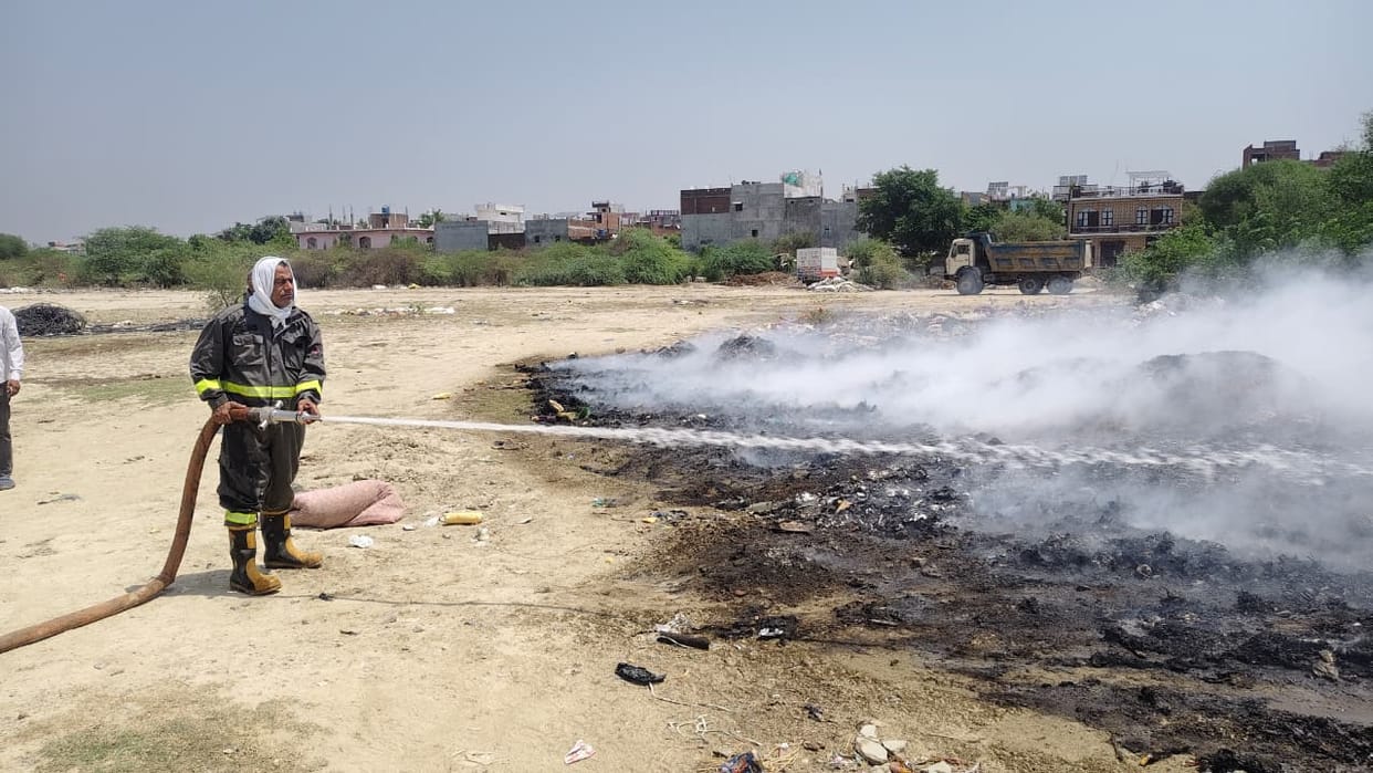 Kanpur Miscreants set fire to ground flames rose from a garbage heap fire brigade brought under control