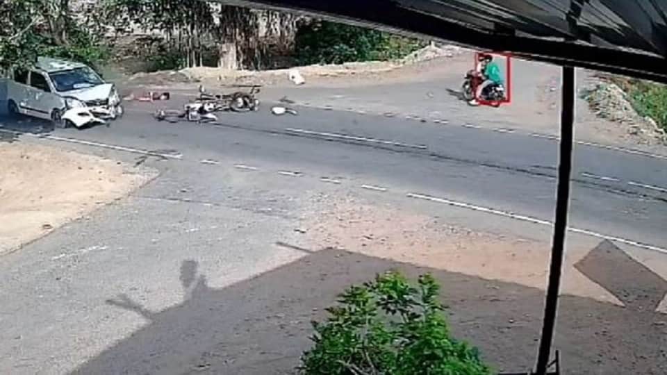 कार ने बाइक सवारों को मारी टक्कर।