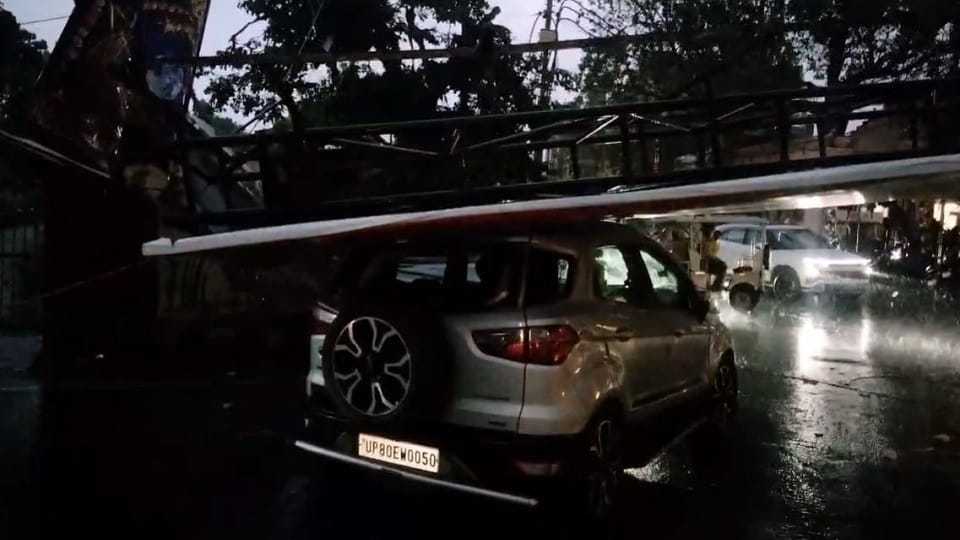 Rain accompanied by strong winds in Agra