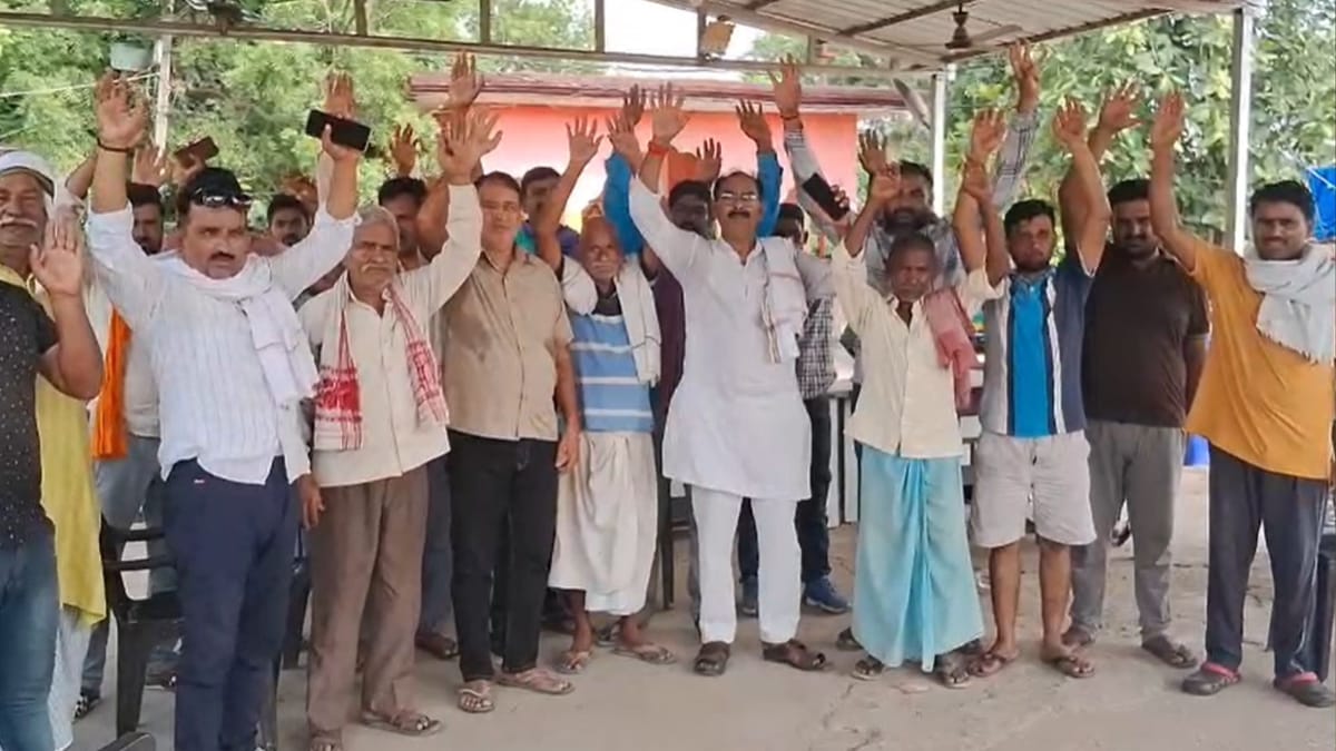 Chandauli News: 70 साल पुरानी सिंचाई नाली पाटने पर भड़के किसान, अलीनगर थाने पहुंचकर किया प्रदर्शन