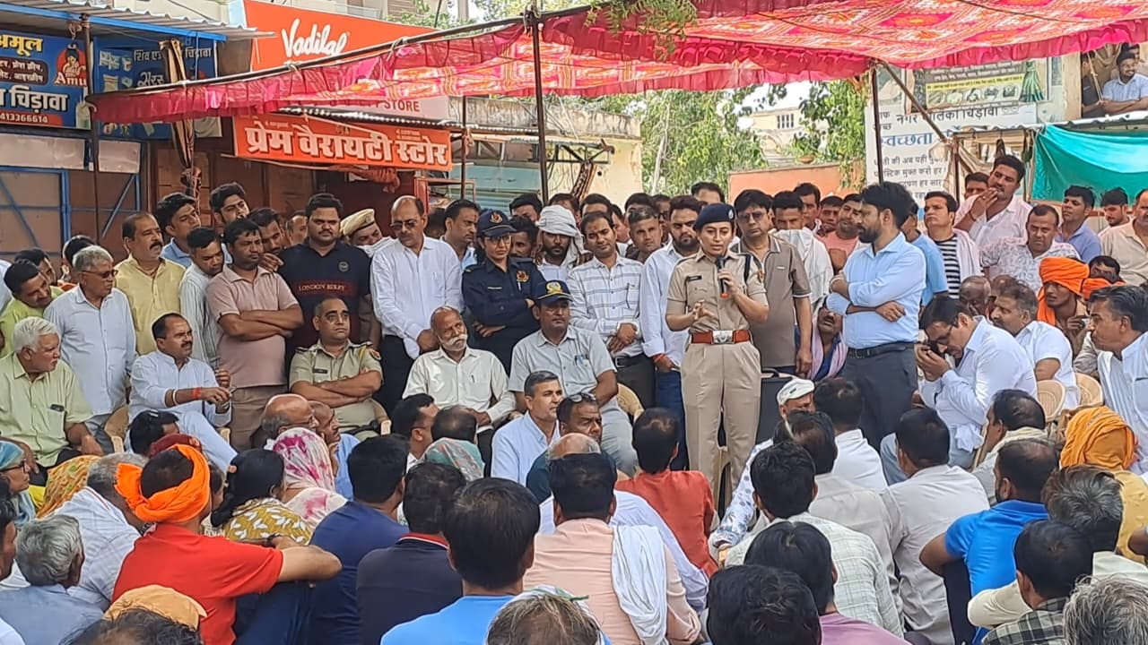 लोगों को कार्रवाई का भरोसा देते पुलिस के अधिकारी।