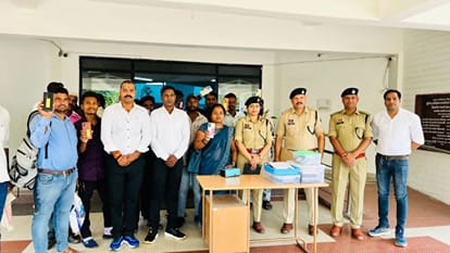 Korba Police recovered 150 stolen mobile phones and handed them over to their owners