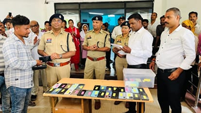 Korba Police recovered 150 stolen mobile phones and handed them over to their owners