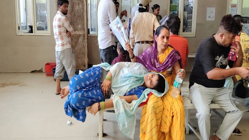 Postpartum Woman Left Stranded at Agra Hospital Family Forced to Take Auto After Ambulance Delay